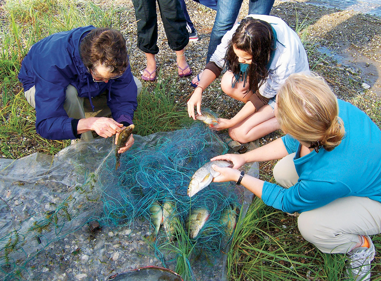 2013年，摩尔和学生们把隔夜捕到的鱼取出来做早餐。