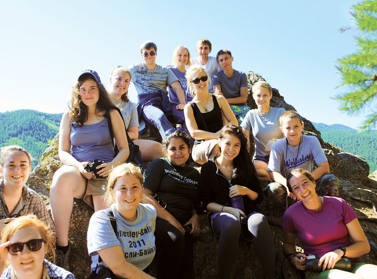 2011年，一群学生在Bol 'shie Koty高地的峭壁上拍照。