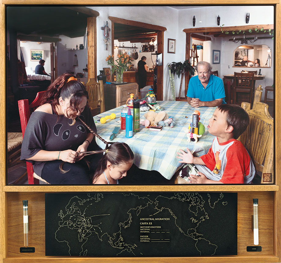 这是一个家庭场景:一个女人在餐厅里给一个年轻女孩编辫子，一个小男孩在旁边看着，一个年长的男人坐在桌子的尽头。另一个女人在他们身后的厨房里。