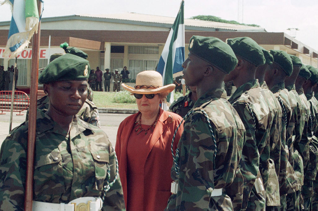 图为奥尔布赖特1999年10月18日在隆吉亚机场检阅塞拉利昂仪仗队。