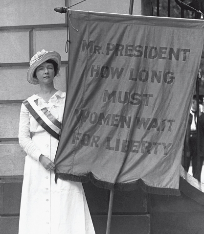 妇女政权论者有一个横幅“总统先生妇女必须等待多长时间的自由”