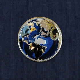 国务卿奥尔布赖特的别针描绘了一个地球仪，在蓝色背景上用银和金点缀着大陆。