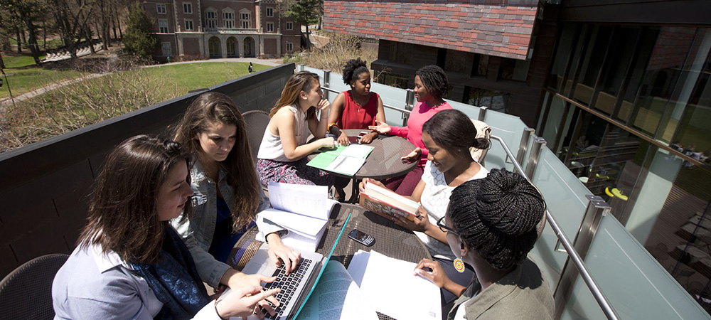 学生聚集在外面的桌子上学习