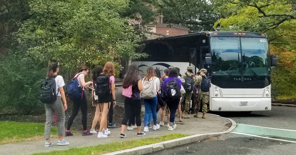 学生们登上当地的动作巴士