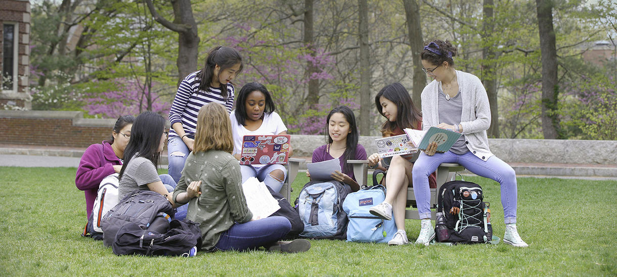 一群学生坐在草地上聊天