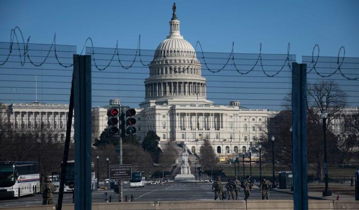 一月份起义之后，华盛顿特区安全围栏背后的美国国会大厦建筑物。