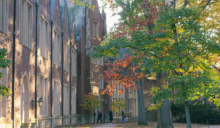 彭德尔顿大厅与秋天的树叶