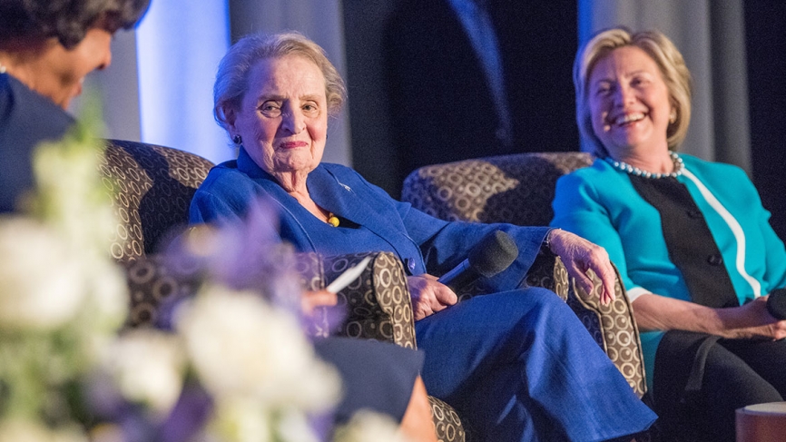 希拉里·克林顿和马德琳·奥尔布赖特与约翰逊总统坐在台上
