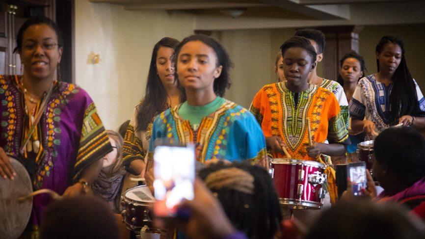韦尔斯利的Yanvalou鼓和鼓舞表演传统的非洲音乐。