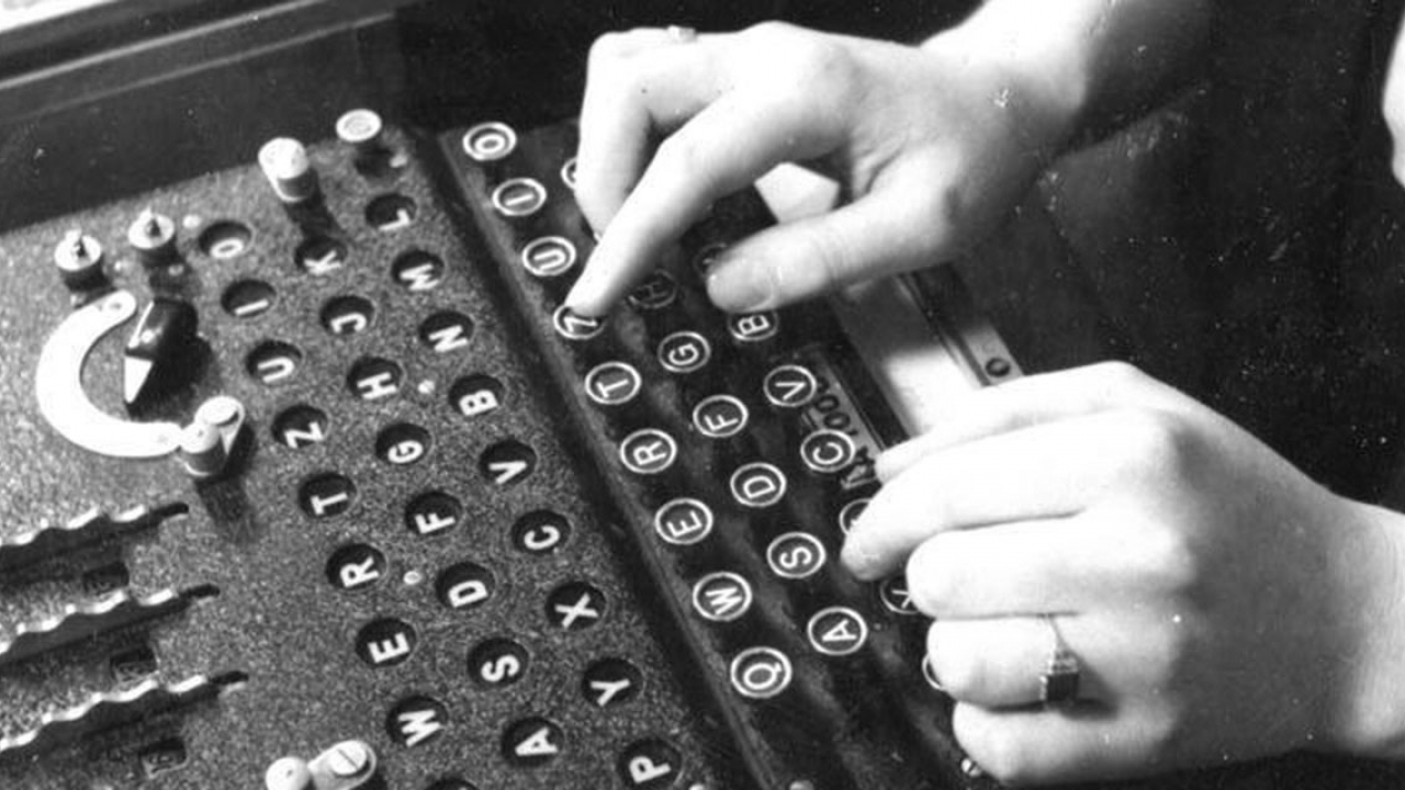 1943年，正在使用的Enigma解码机。