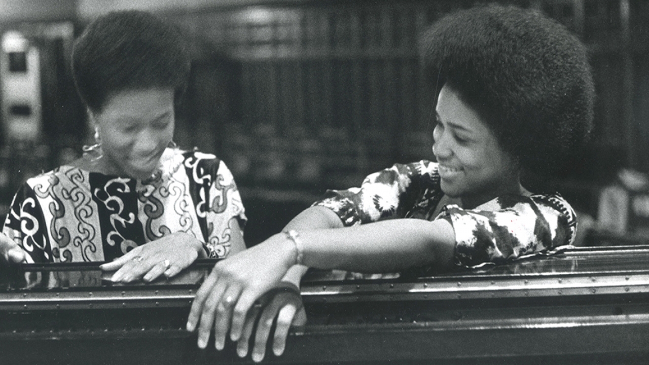 两个精神唱诗班的成员坐在霍顿教堂于1973年。