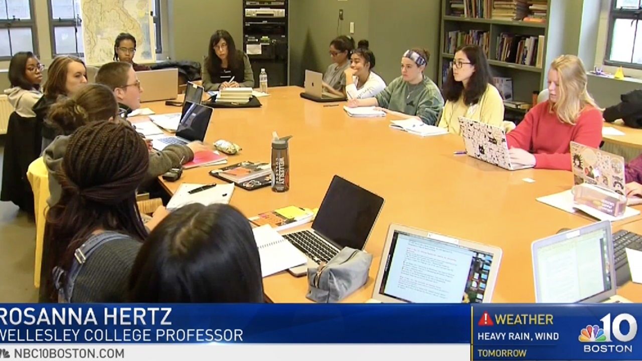 来自NBC波士顿广播的屏幕截图，描绘了卫尔斯理学院的研讨会课堂讨论。