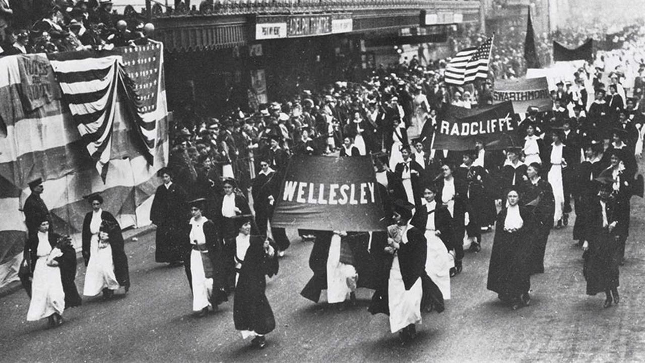 1915年，卫尔斯理学生在费城参加争取选举权的游行。