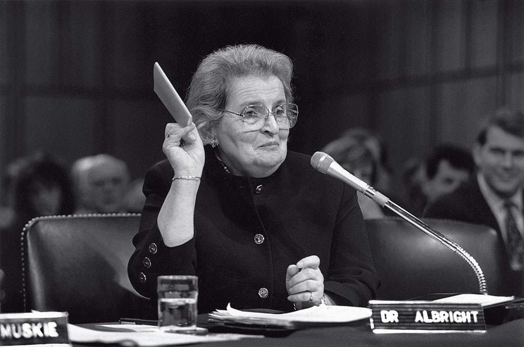 图为1993年1月23日，美国驻联合国代表奥尔布赖特在听证会上手持联合国宪章。