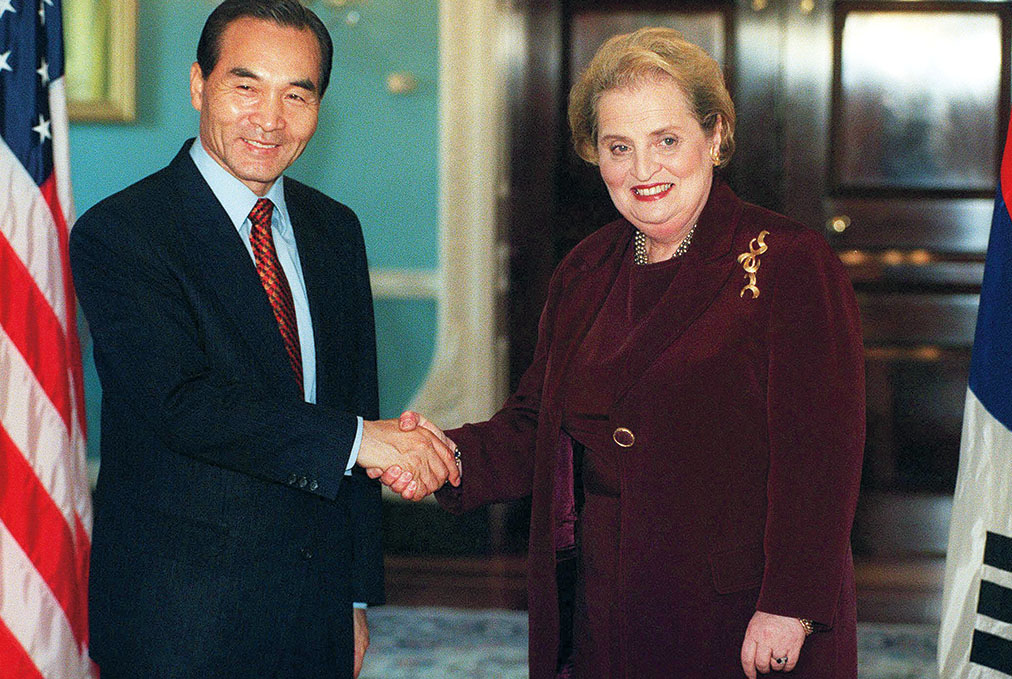 2000年6月16日，奥尔布赖特会见韩国国家安全事务助理黄元德时的照片。