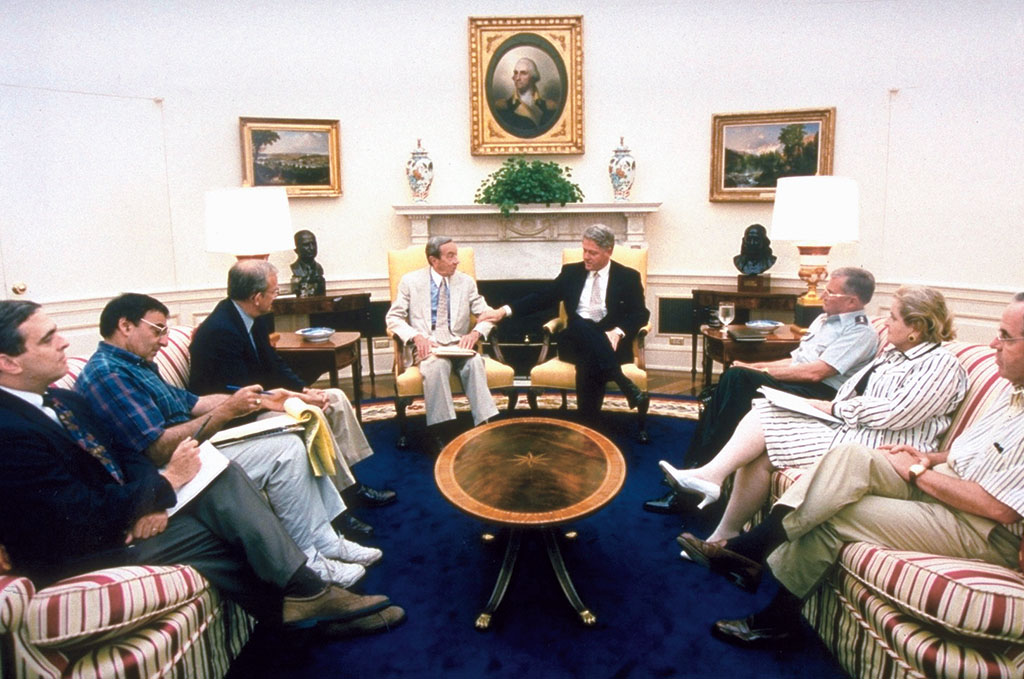 图为1995年与比尔·克林顿总统的外交政策会议。