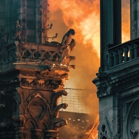 大火吞噬巴黎圣母院