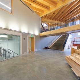 一张照片在科学综合体中展示了一个建筑楼宇的走廊，开放的木梁和上面的走道。