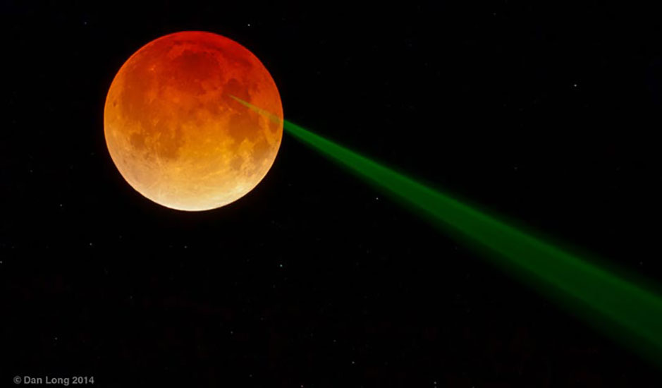 绿色激光击中月球，丹·龙摄