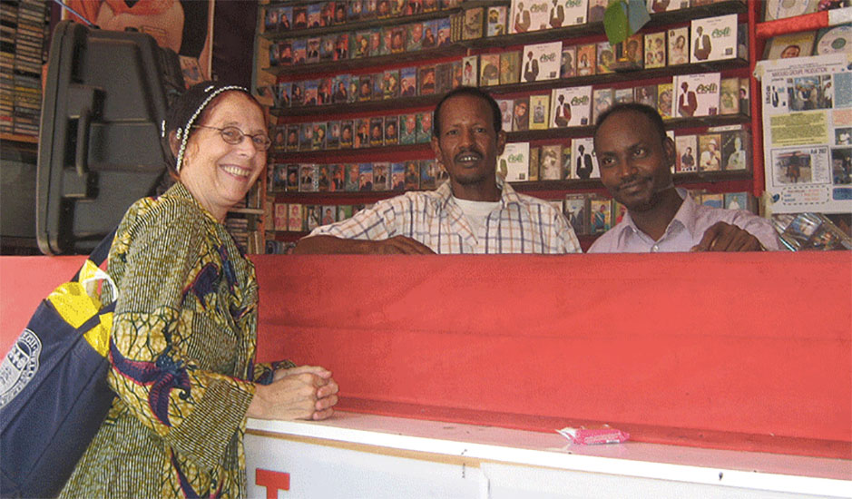 Kapteijns和两个索马里摊贩在记录摊位的柜台前
