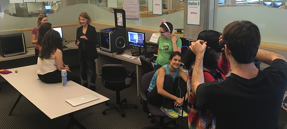 Knapp中心的一群学生，一个被打开VR耳机