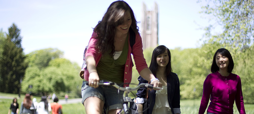 学生在校园里骑自行车