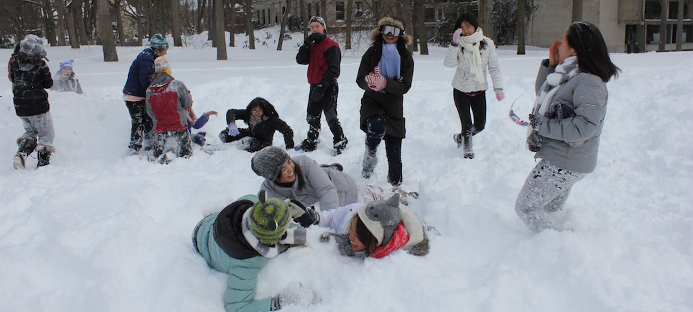 学生们在塞弗伦斯草地上参加打雪仗