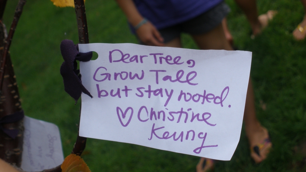 一名学生的留言是这样写的:亲爱的树，要长高，但要扎根。爱你的Christine Keung