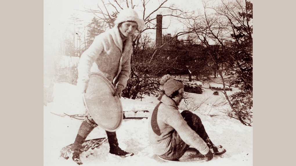 1925年，两个学生在玩雪橇
