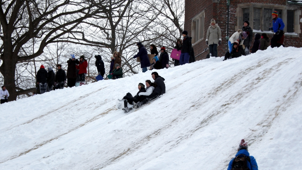 学生们在Sev Green上滑雪