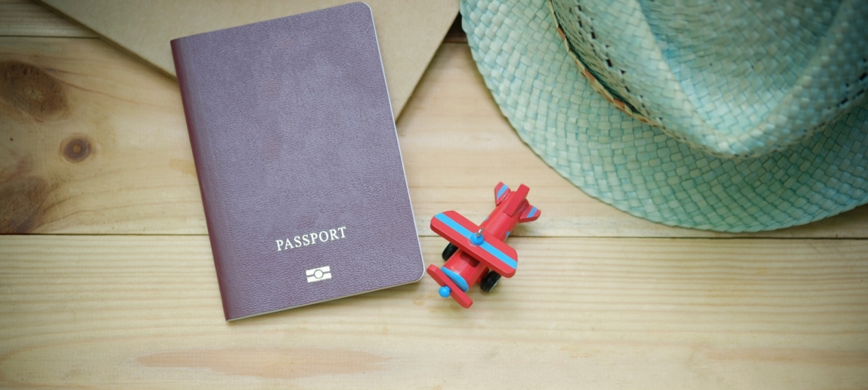 护照和玩具飞机