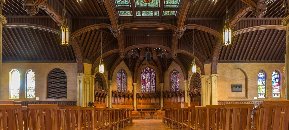 霍顿教堂的空内部，带木制长椅和彩色玻璃窗