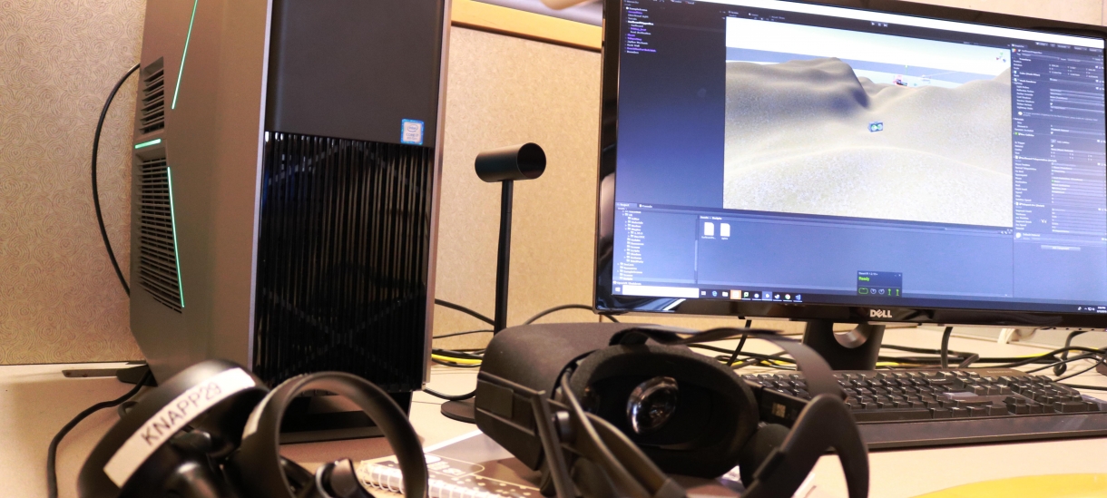 与oculus裂缝和4k显示器钩住的Alienware桌面的图象。