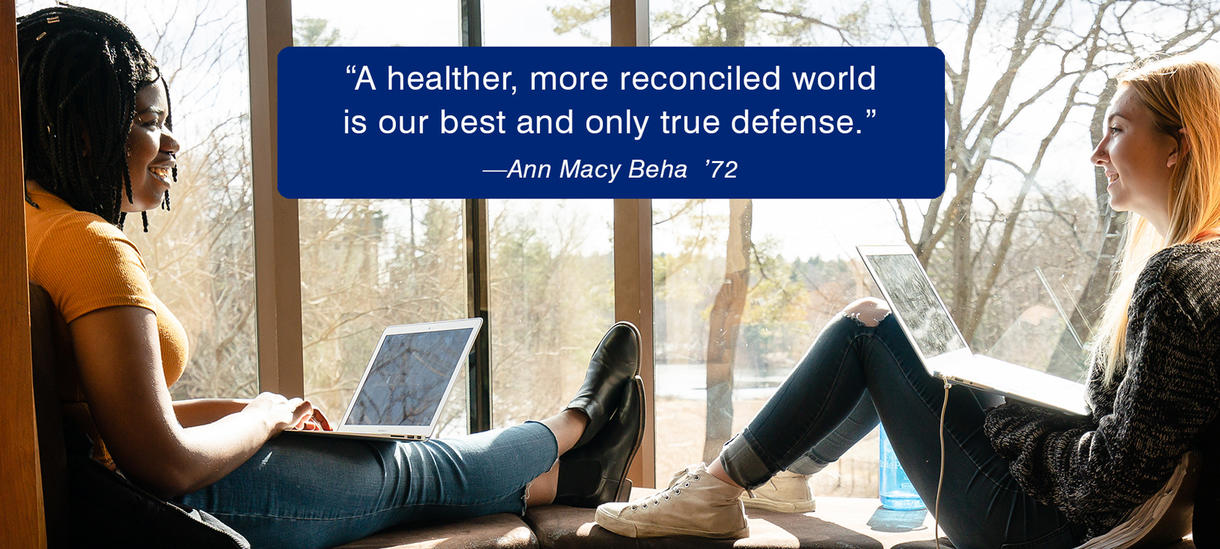 学生在靠窗的座位上学习。Ann Macy Beha的明矾引用了一个更健康的世界。