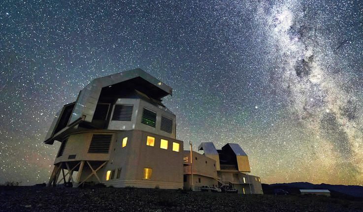 Las Campanas天文台与极高的夜空相抵触