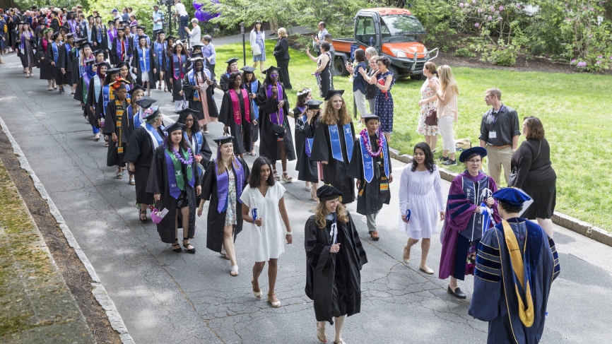 韦尔斯利的第140届毕业典礼即将开始,2018届绿色大厅外。