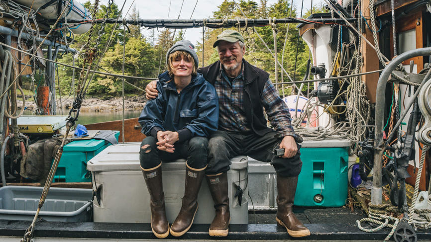 埃尔莎·塞巴斯蒂安和她父亲坐在渔船上微笑