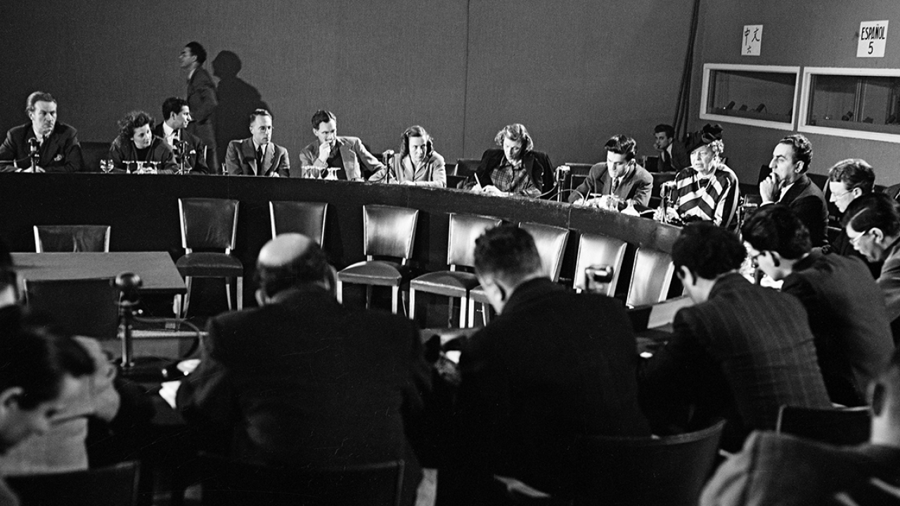 埃莉诺·罗斯福和其他领导人坐在会议在完成《人权宣言》。