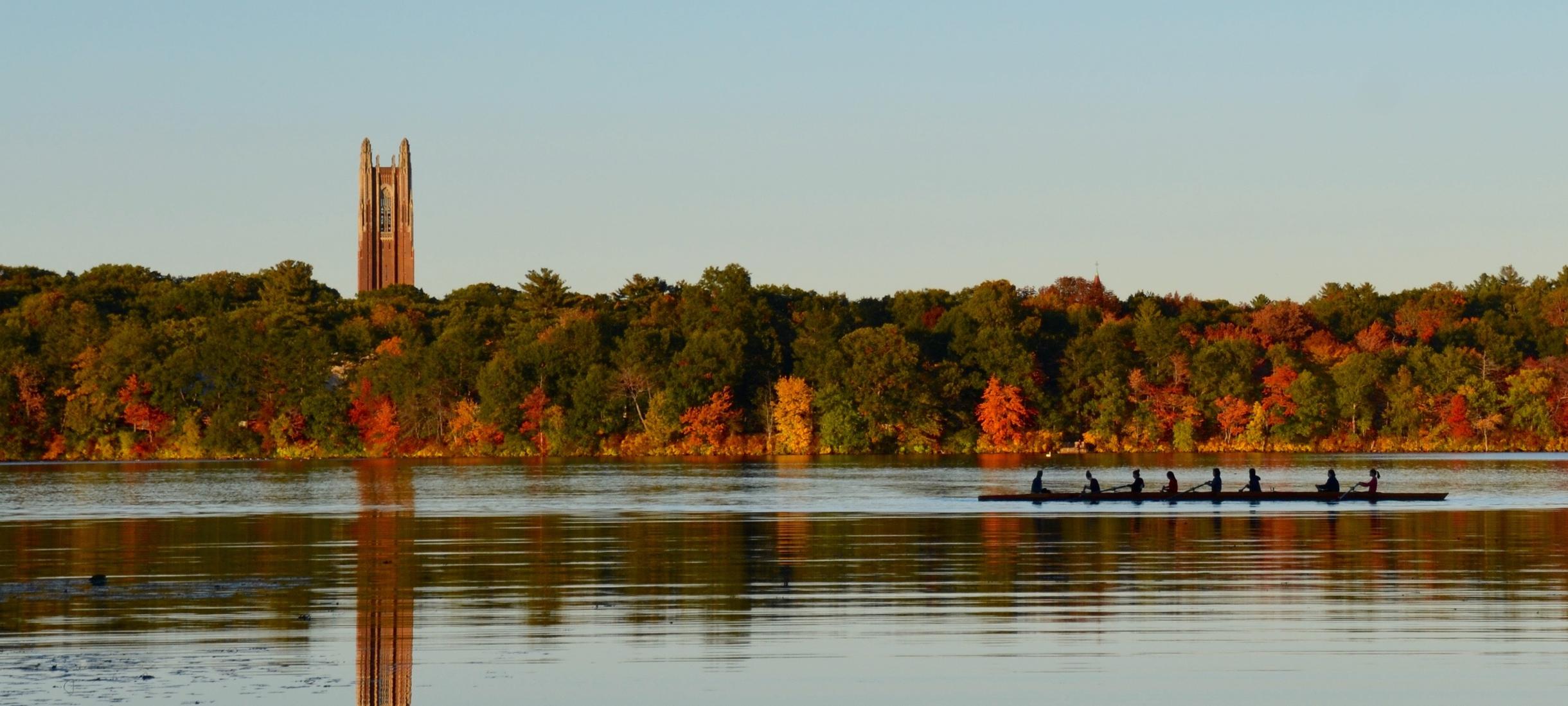 划桨者的照片，韦尔斯利塔，瓦班湖，秋天。