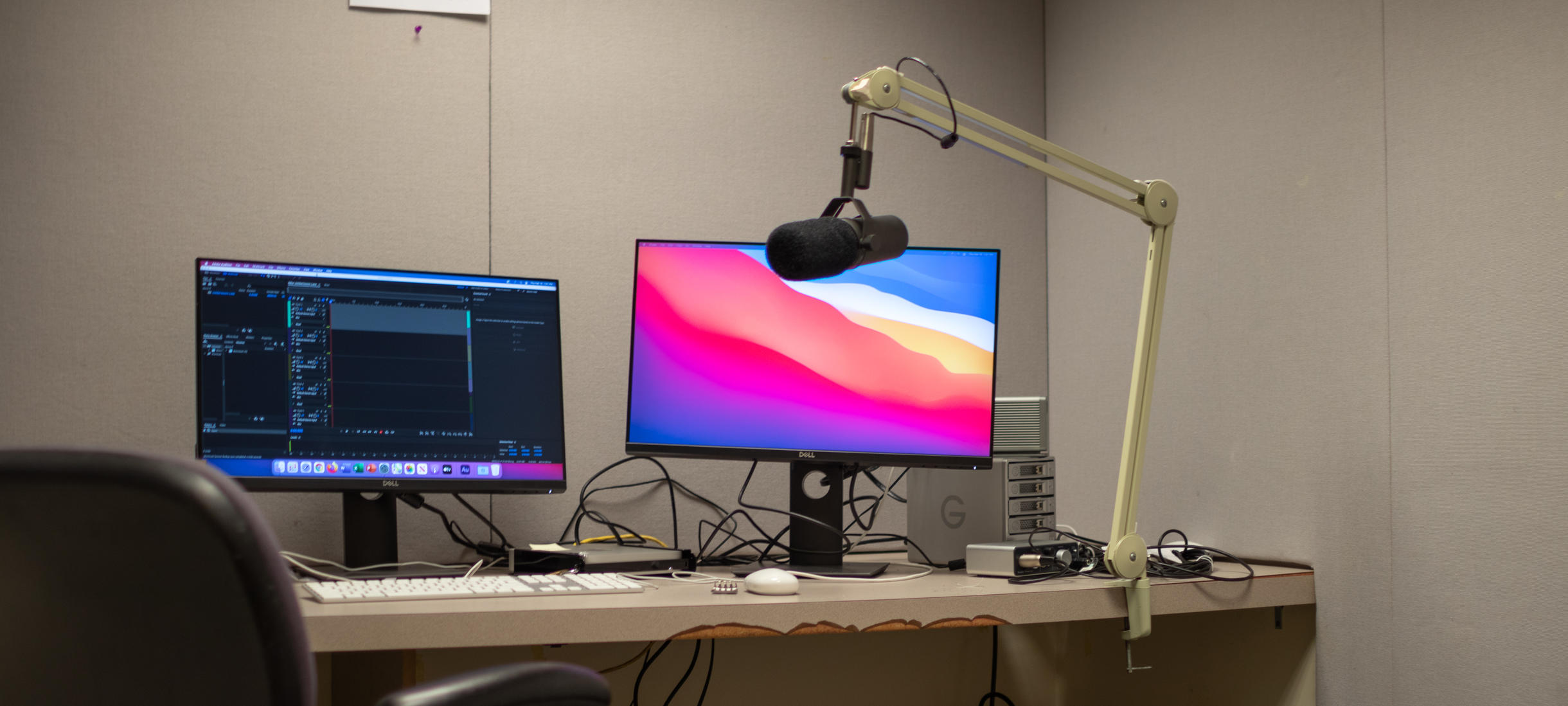 两个屏幕和一个麦克风动臂用于音频记录。